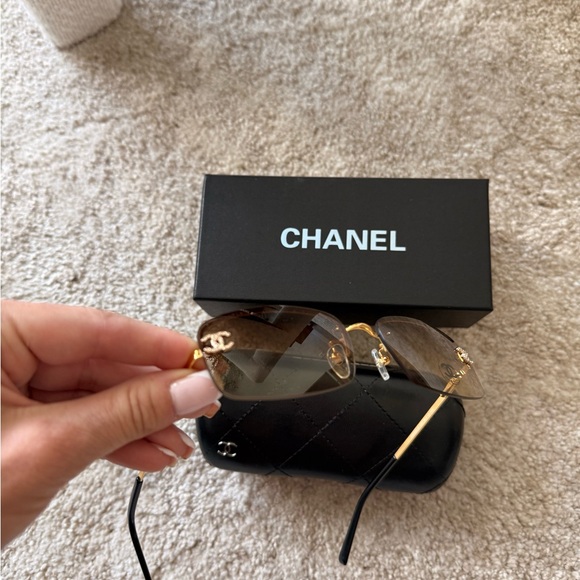 Vintage Sunglasses with Case - Picture 3 of 5